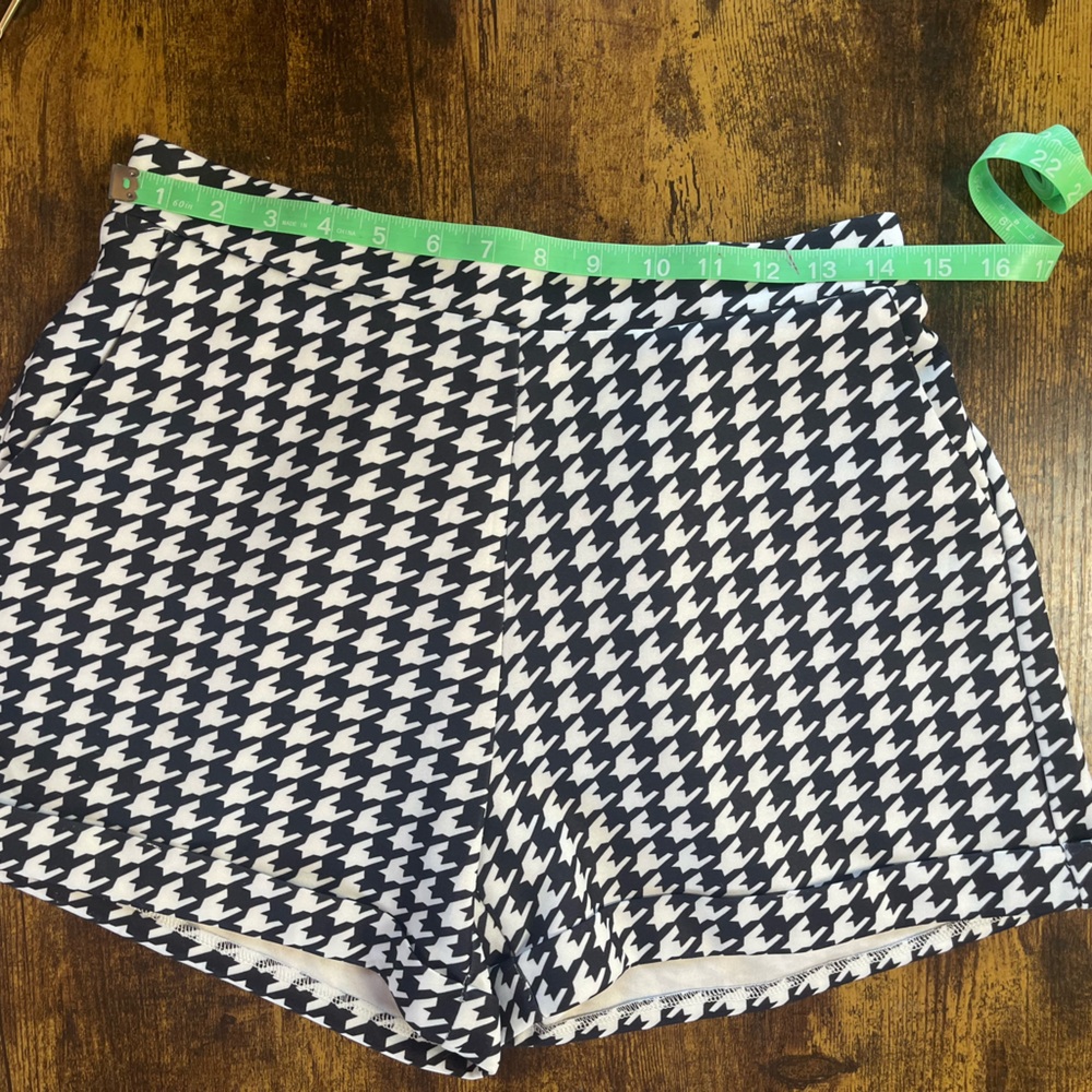 Stylish Black and White Houndstooth Women's Blazer and Shorts Two Piece Suit - Picture 4 of 8